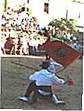 Echando la bandera en la plaza de toros.